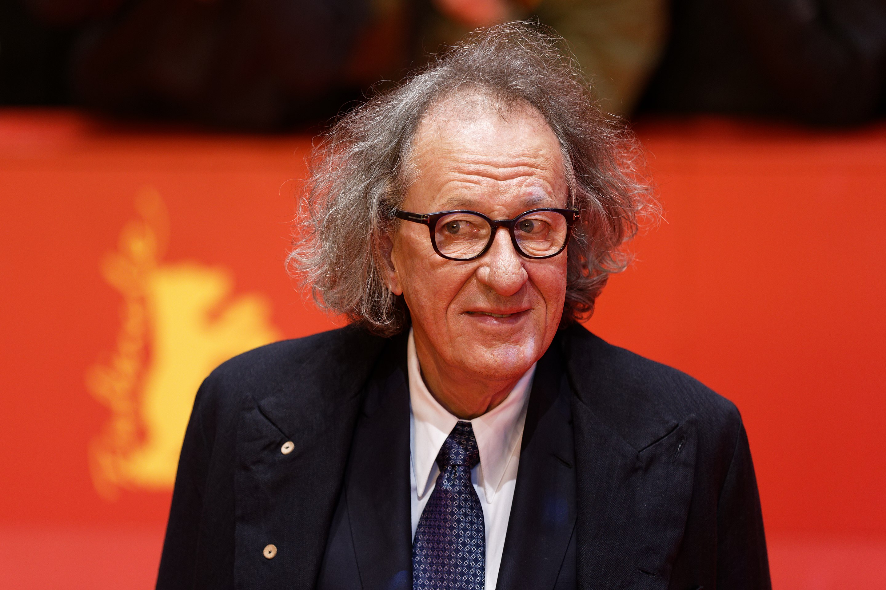 Geoffrey Rush on the red carpet (Photo by Maximilian Bühn creative commons)